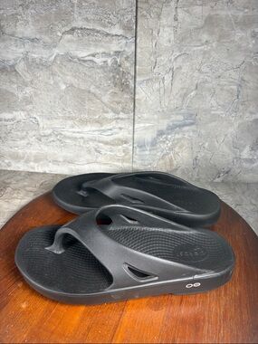 OOFOS OOlala Men’s Size 10 Black Flip Flops